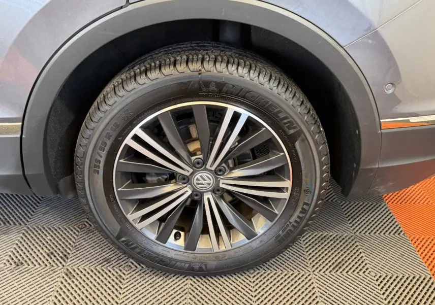 Gros plan sur la roue avant droite gris foncé du Volkswagen Tiguan Allspace avec jante alliage et pneu Michelin.