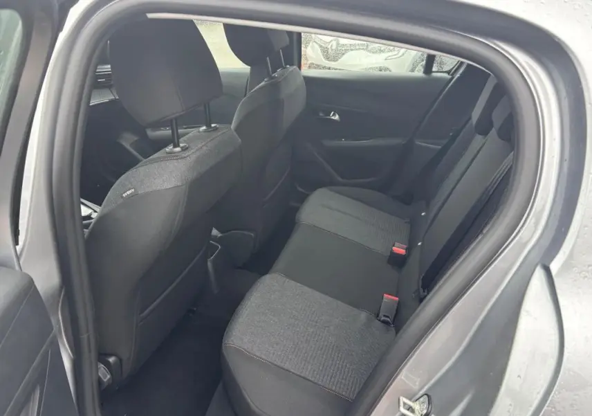 Vue intérieure côté gauche des sièges arrière gris foncé de la Peugeot 208 Hybrid 100 e-DCS6 Style 2025.