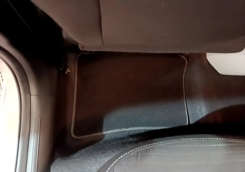 Vue rapprochée du sol et de la partie inférieure du siège avant droit d’une Hyundai i20 gris clair.