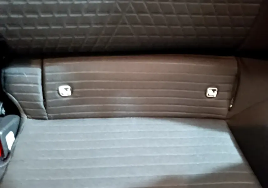 Gros plan sur la banquette arrière gris foncé de la Hyundai i20 2022 avec fixation Isofix visible.