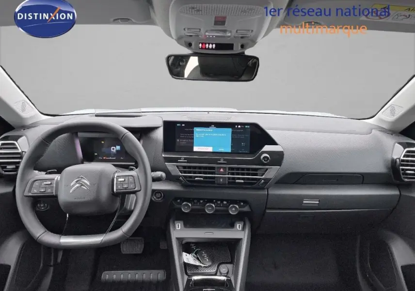 Vue frontale de l’intérieur noir du Citroën C4 2024 avec écran tactile central et volant cuir multifonction.