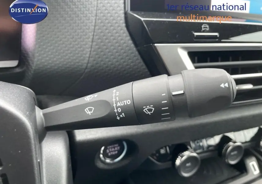 Gros plan sur la commande d’essuie-glace côté gauche du tableau de bord de la Citroën C4 blanche 2024.