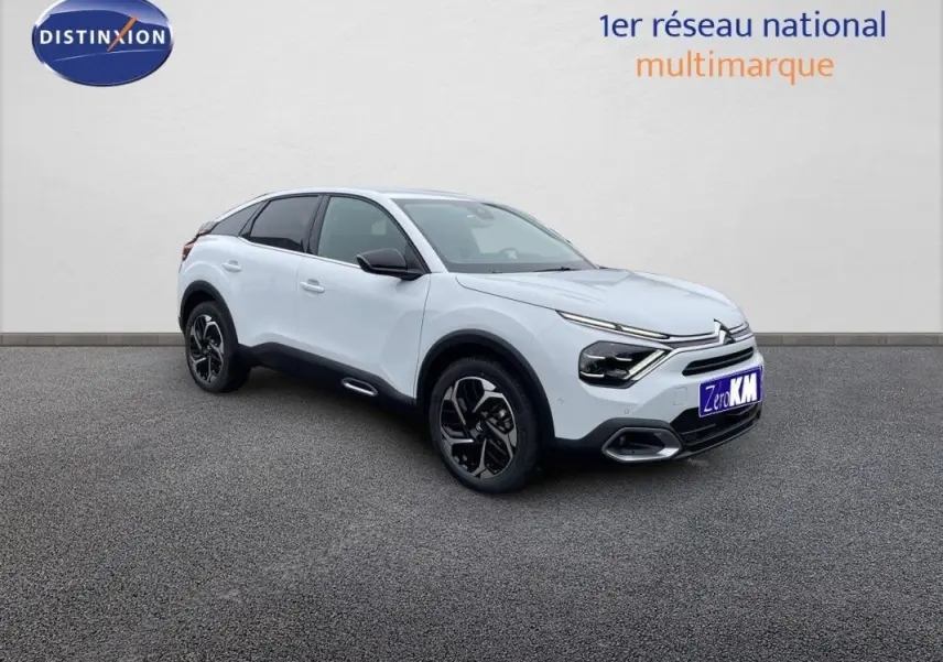 Citroën C4 blanc vue 3/4 avant droit, jantes aluminium noires et toit noir contrasté sur fond neutre.