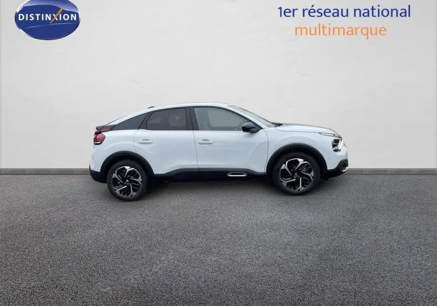 Profil droit d'une Citroën C4 blanche 2024 avec jantes aluminium et toit noir contrasté sur fond neutre.