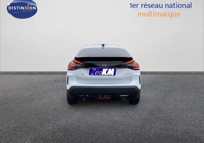 Vue arrière d'une Citroën C4 blanche 2024 avec feux arrière LED et double sortie d'échappement.