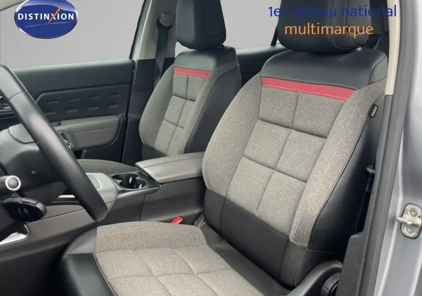 Vue intérieure côté conducteur du Citroën C5 Aircross gris clair, sièges tissu gris avec bande rouge et cuir noir.