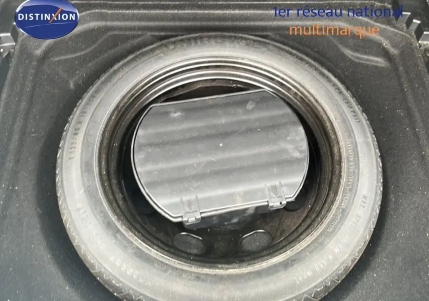 Roue de secours installée dans le coffre d’un Citroën C5 Aircross gris clair, vue de dessus.