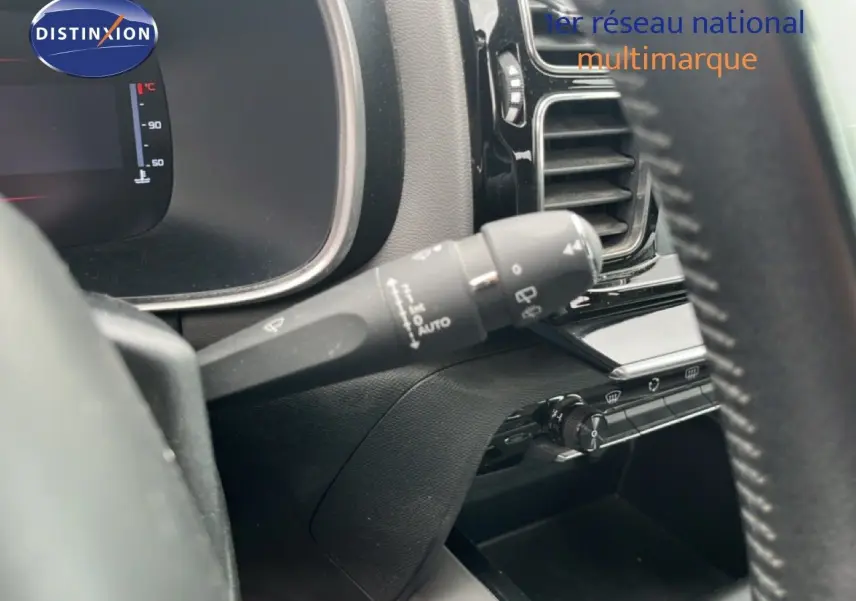 Gros plan sur la commande d'essuie-glace à gauche du volant dans l'habitacle noir du Citroën C5 Aircross 2020.