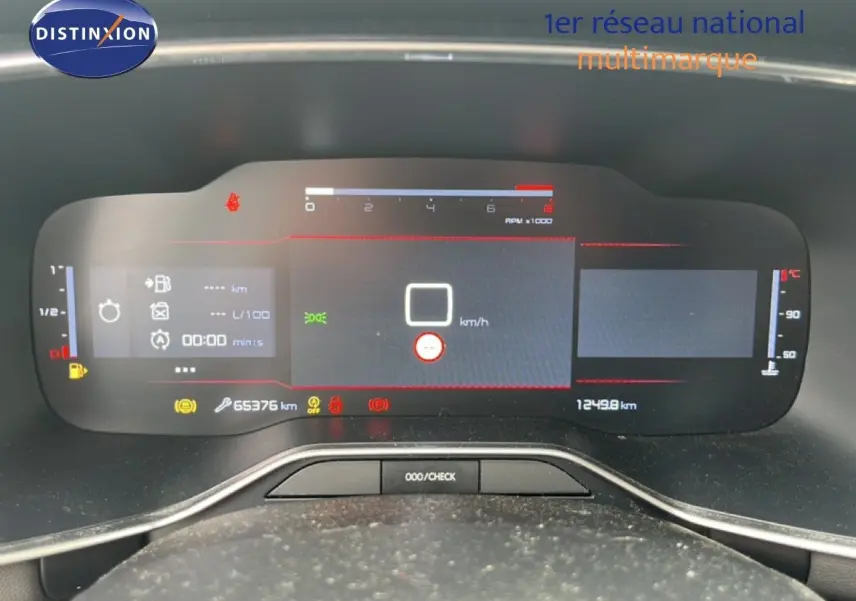 Tableau de bord numérique de Citroën C5 Aircross 2020 affichant la vitesse, compte-tours et alertes, vue frontale rapprochée.