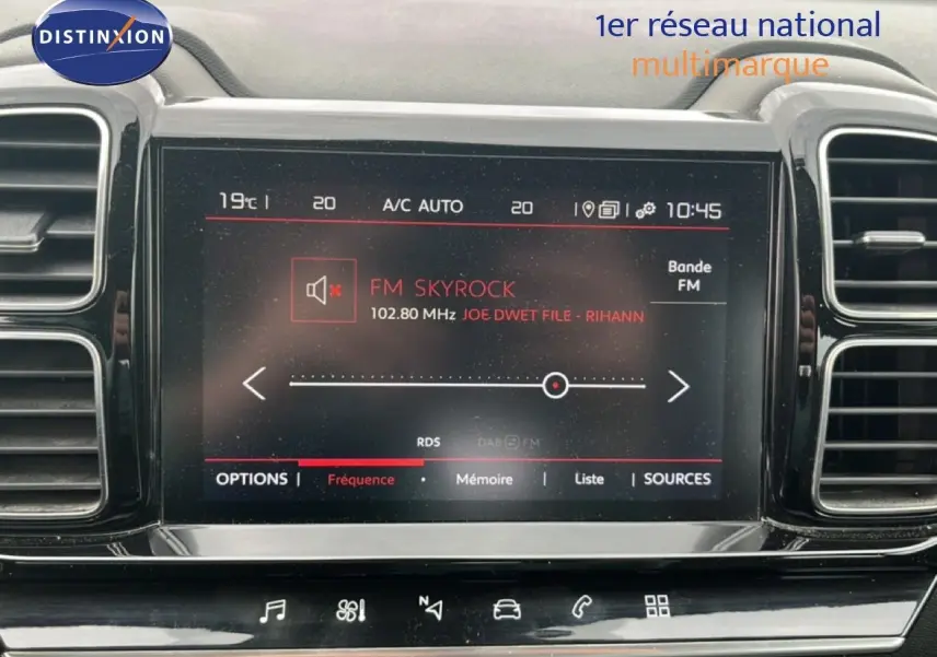 Écran tactile central du Citroën C5 Aircross gris clair, affichant la radio FM Skyrock en mode silencieux.
