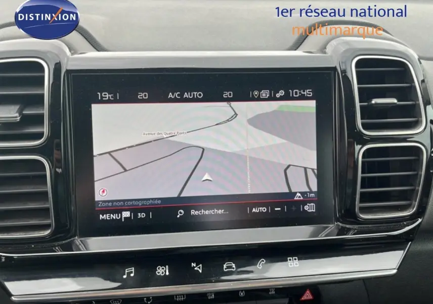 Écran tactile central avec navigation GPS, entouré de grilles d'aération noires dans l'habitacle d'une Citroën C5 Aircross gris clair.