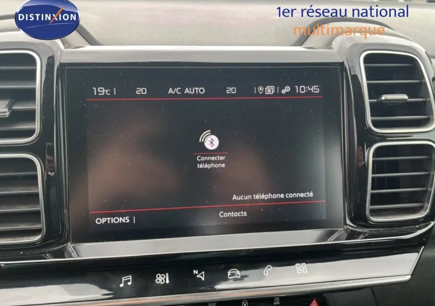 Écran tactile central du tableau de bord du Citroën C5 Aircross gris clair, avec commandes climatisation et connectivité Bluetooth.