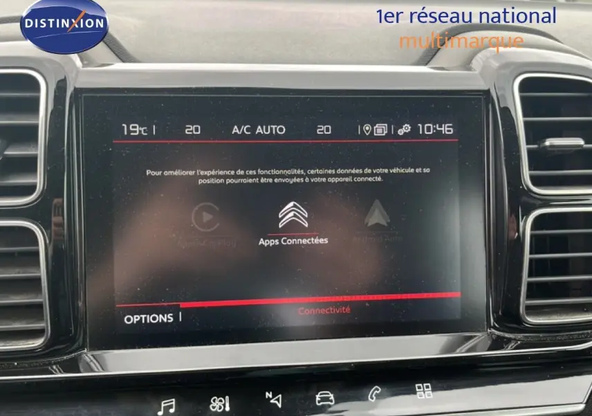 Écran tactile central du tableau de bord du Citroën C5 Aircross gris clair, affichant les options de connectivité.