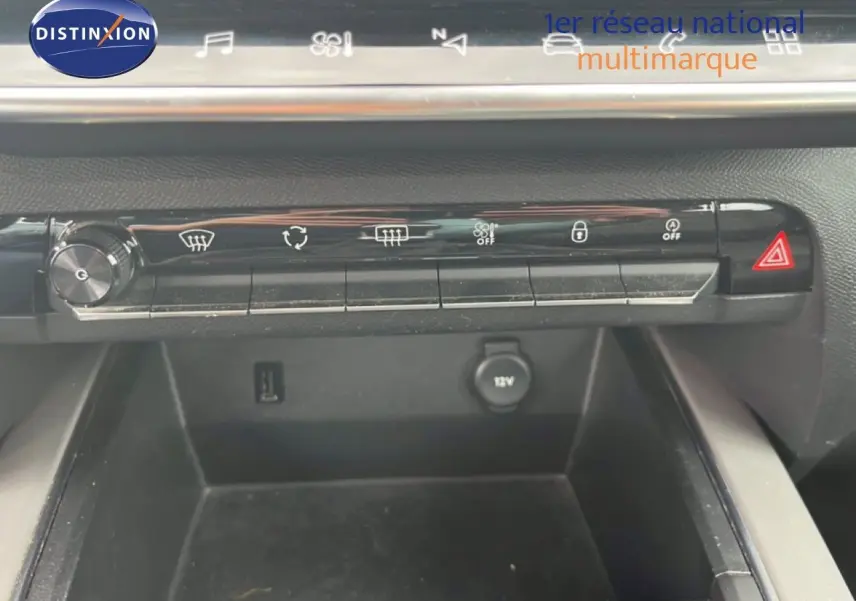 Vue rapprochée de la console centrale du Citroën C5 Aircross gris clair, montrant les commandes de climatisation et prise 12V.