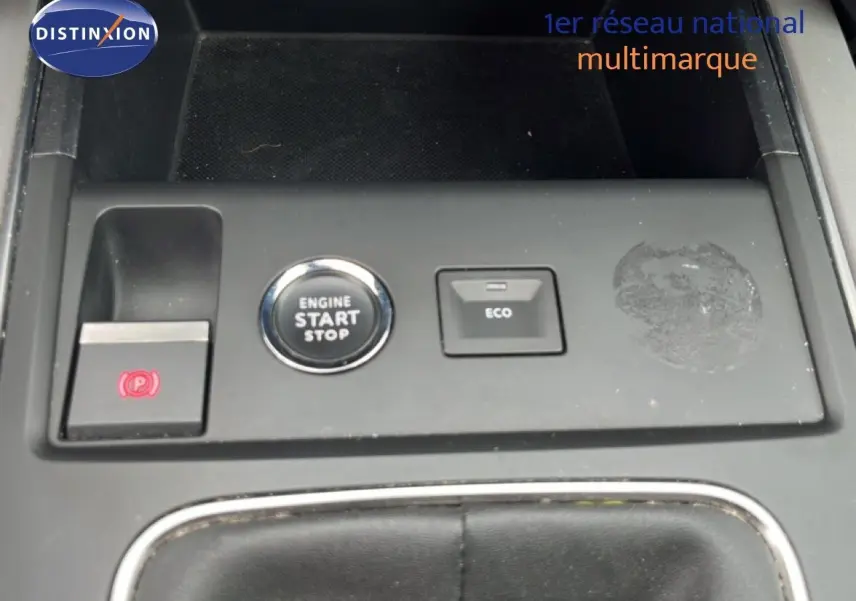 Gros plan sur la console centrale du Citroën C5 Aircross gris clair, montrant les boutons Start/Stop, Eco et frein à main électrique.