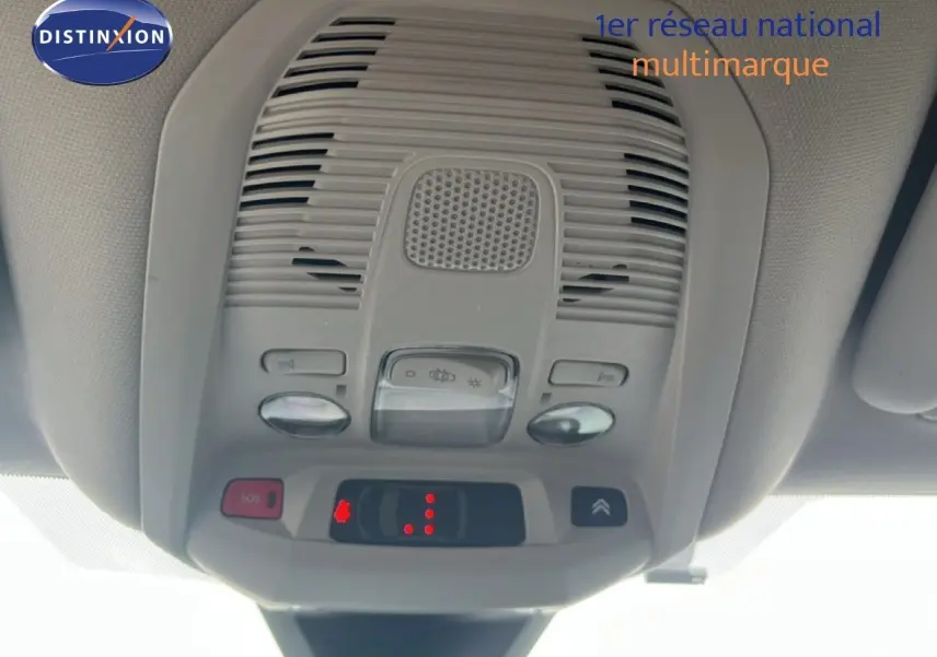 Vue intérieure du plafonnier gris clair du Citroën C5 Aircross PureTech 130ch Feel avec commandes d’éclairage et bouton SOS.