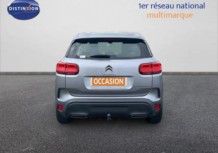 Vue arrière d'un Citroën C5 Aircross gris clair métal de 2020 avec feux LED et attelage visible sur fond neutre.