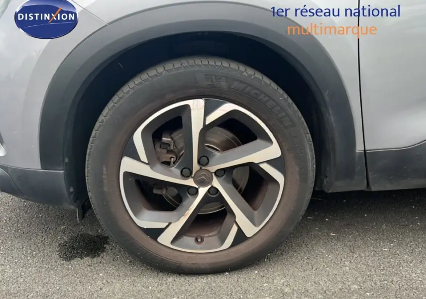 Gros plan sur la roue avant droite d’un Citroën C5 Aircross gris clair métal, avec jante alliage distinctive.