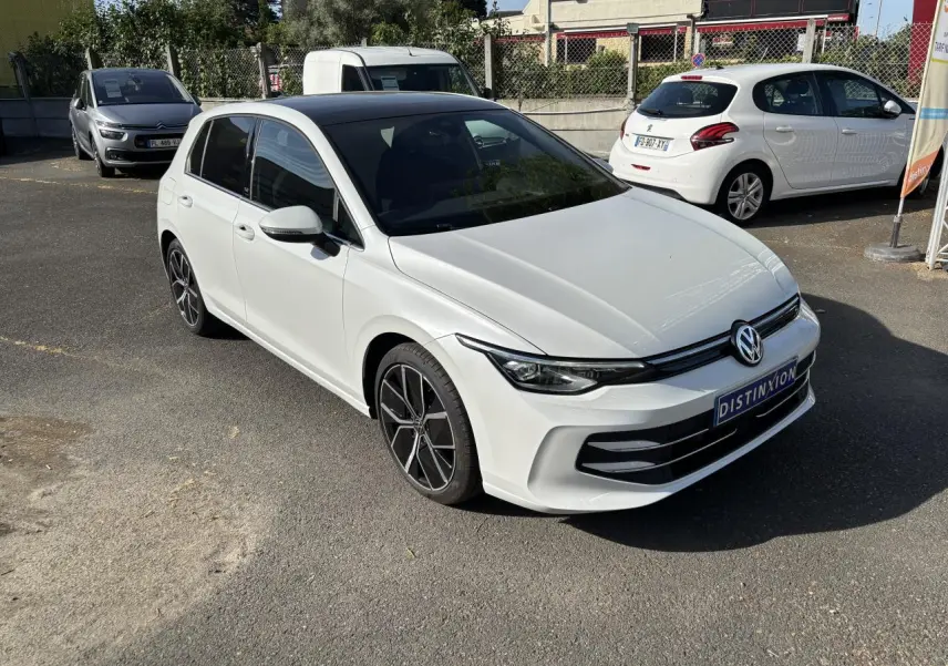 Volkswagen Golf blanc nacré vue 3/4 avant droit avec jantes alliage 18 pouces et projecteurs Matrix LED.
