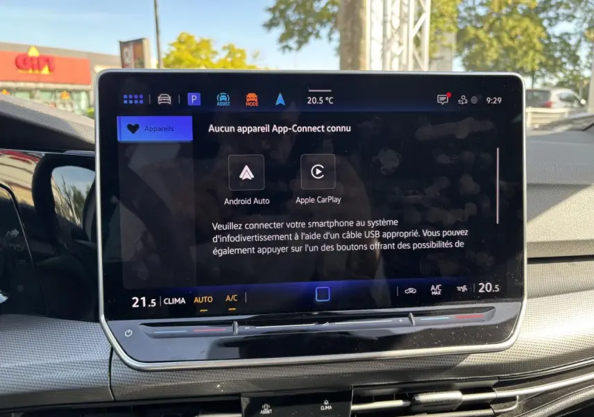 Écran tactile central de la Volkswagen Golf 2024 affichant la connexion Android Auto et Apple CarPlay.
