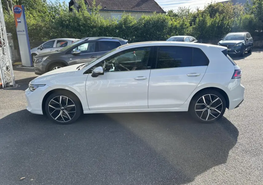 Volkswagen Golf 1.5 eTSI blanche vue de profil côté gauche avec jantes alliage 18 pouces Leeds.