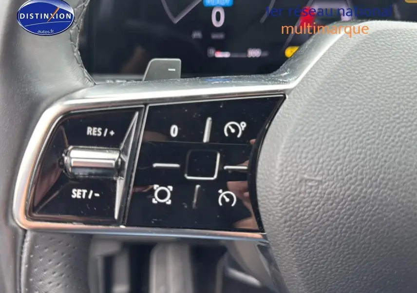 Gros plan sur les commandes multifonctions à gauche du volant cuir du Renault Austral gris schiste 2024.