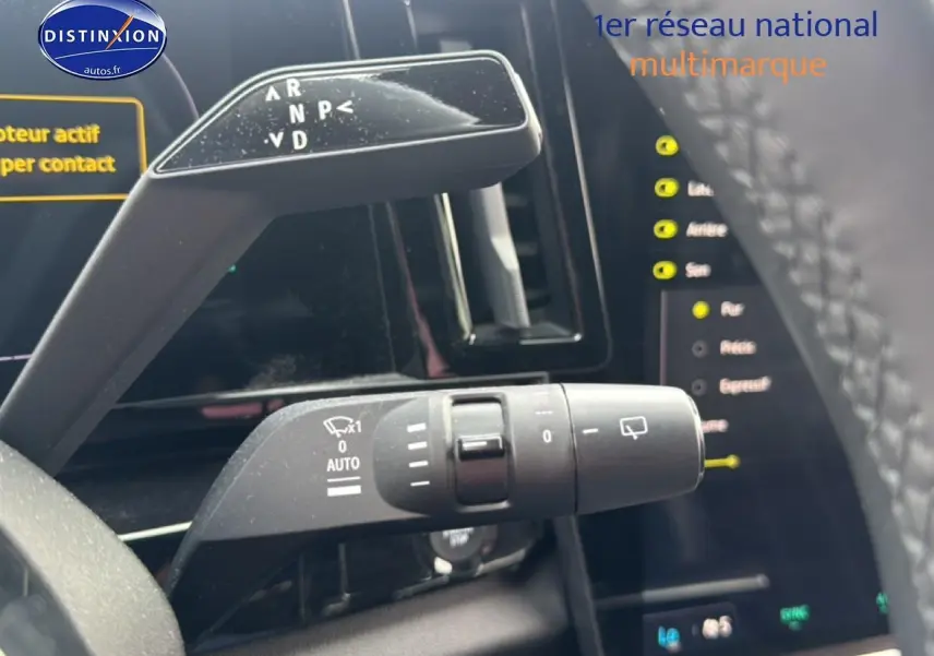 Gros plan sur les commandes au volant du Renault Austral gris schiste, mettant en valeur les leviers de vitesses et essuie-glace.