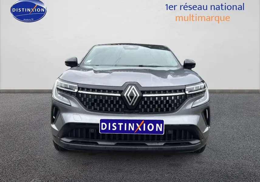 Vue avant du Renault Austral 2024 gris schiste avec calandre noire et logo central lumineux.