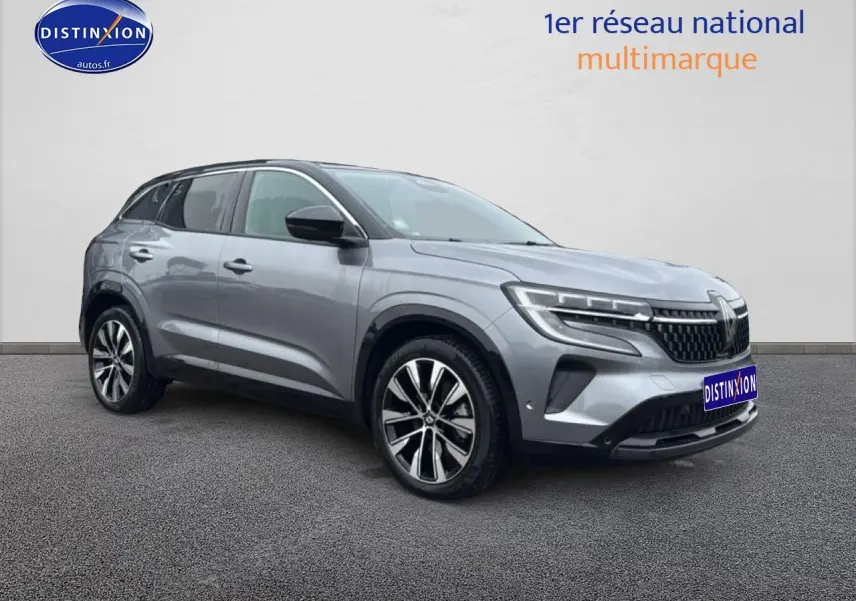 Renault Austral gris schiste en 3/4 avant droit, jantes alu et toit noir contrastant visible sur fond neutre.