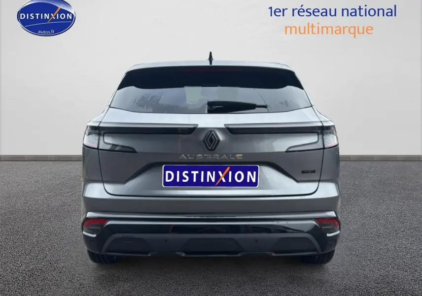 Vue arrière d'un Renault Austral gris schiste avec toit noir, feux LED et logo central distinctif.