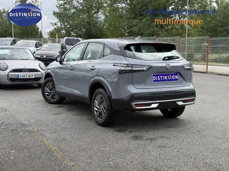 Vue 3/4 arrière droite d'un Nissan Qashqai gris Argile 2025 avec feux arrière LED et jantes alu.
