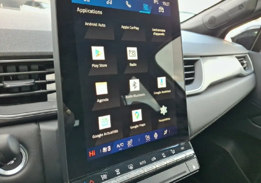 Vue intérieure du tableau de bord du Renault Symbioz noir, avec grand écran tactile central affichant les applications connectées.