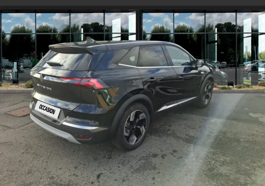 Vue 3/4 arrière droite d’un Renault Symbioz noir avec feux arrière LED et jantes au design moderne.