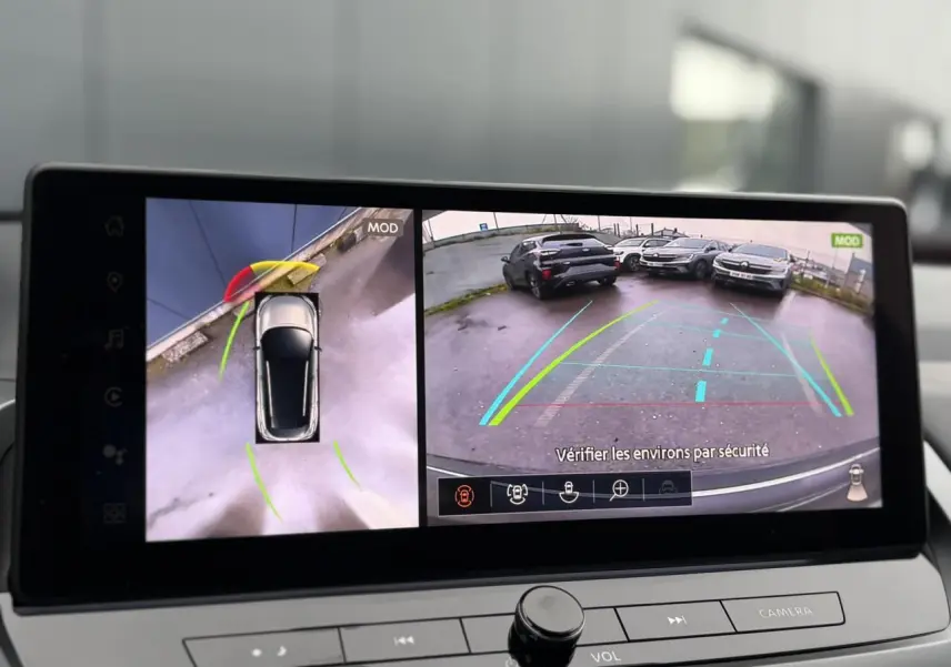 Écran de caméra 360° et recul du Nissan Qashqai gris Squale, affichage intérieur du système d'aide au stationnement.