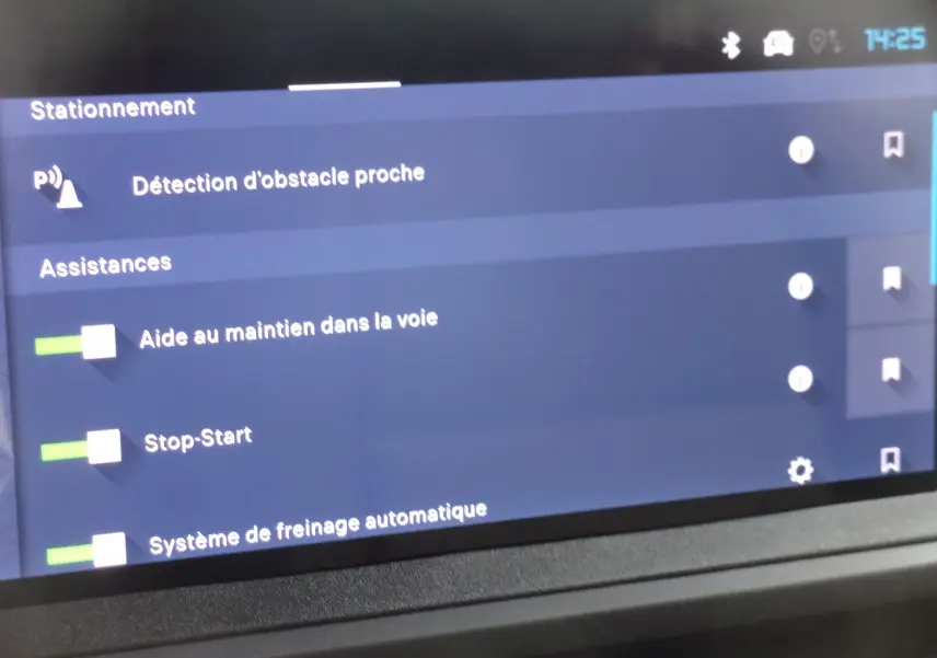 Écran tactile intérieur affichant les options d'assistance à la conduite du Citroën Jumpy Cabine Approfondie noir Perla.