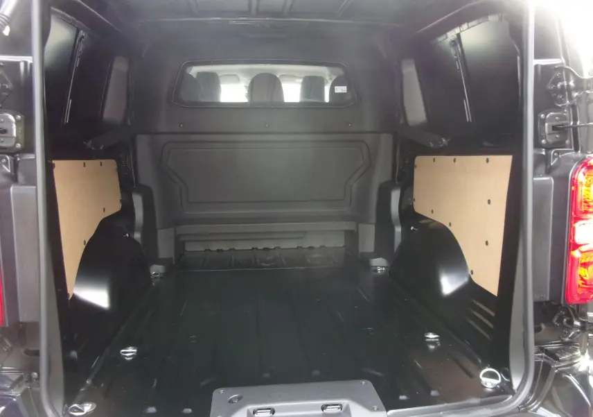 Vue arrière de la zone de chargement noire du Citroën Jumpy Cabine Approfondie XL 2025, avec cloison pleine et panneaux latéraux.