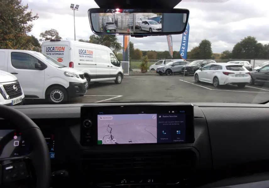 Vue intérieure avant du Citroën Jumpy XL noir Perla, avec écran tactile 10'' et rétroviseur numérique affichant la caméra arrière.