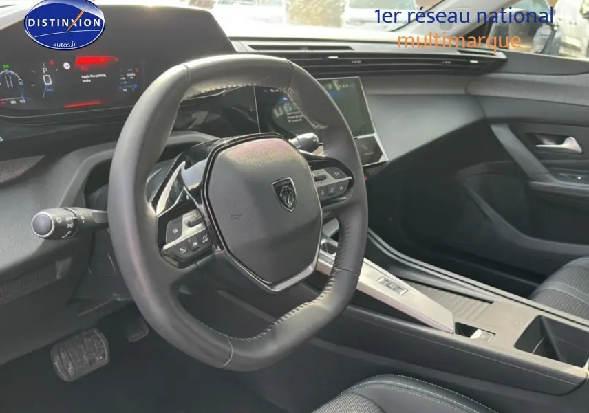 Intérieur de la Peugeot 408 Hybrid 145 allure e-dcs6 2025, vue côté conducteur sur volant cuir et tableau de bord digital.
