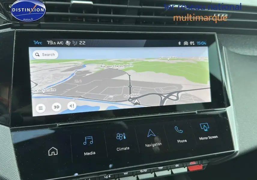 Écran tactile central du tableau de bord de la Peugeot 408 Hybrid gris sélénite, affichant la navigation GPS.