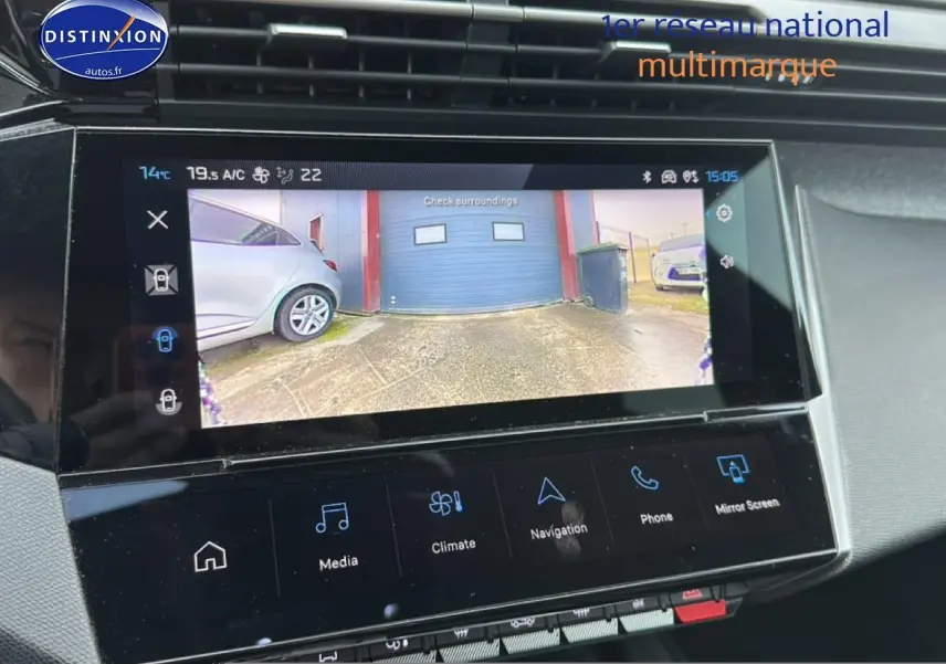 Vue rapprochée de l'écran tactile central du Peugeot 408 Hybrid 145 allure gris sélénite affichant la caméra de recul.