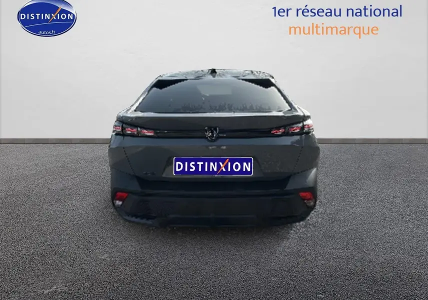 Vue arrière d'une Peugeot 408 Hybrid 145 allure gris sélénite avec feux LED et lunette arrière surteintée.