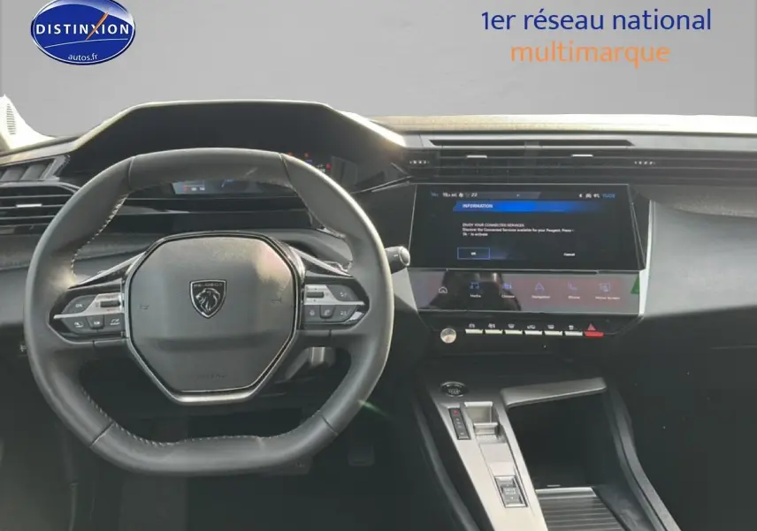 Vue intérieure centrée sur le volant cuir et l'écran tactile du tableau de bord de la Peugeot 408 Hybrid 145 gris sélénite.