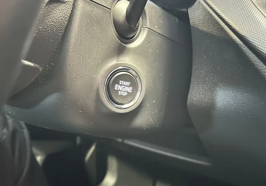 Gros plan sur le bouton Start Engine Stop dans l’habitacle noir de la Skoda Fabia Ambition 2023.
