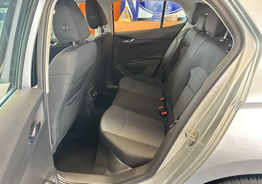 Vue intérieure côté arrière droit de la Skoda Fabia Ambition gris 2023, montrant les sièges arrière en tissu noir.