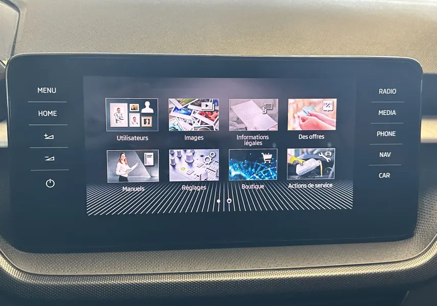 Écran tactile central de la Skoda Fabia Ambition 2023 affichant le menu principal avec options utilisateurs et réglages.
