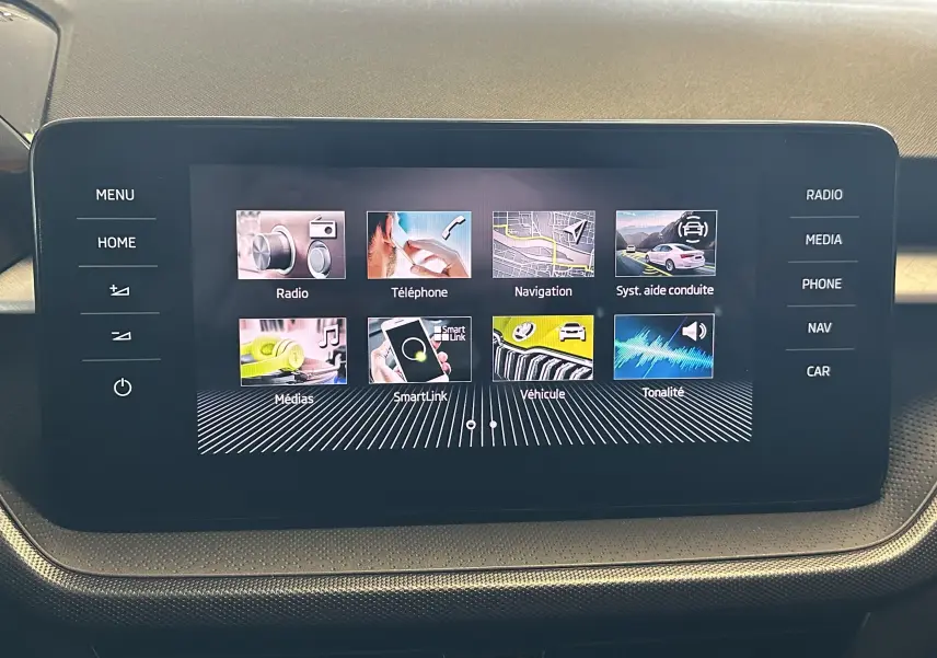 Écran tactile central du tableau de bord de la Skoda Fabia Ambition 2023, affichant le menu multimédia et navigation.