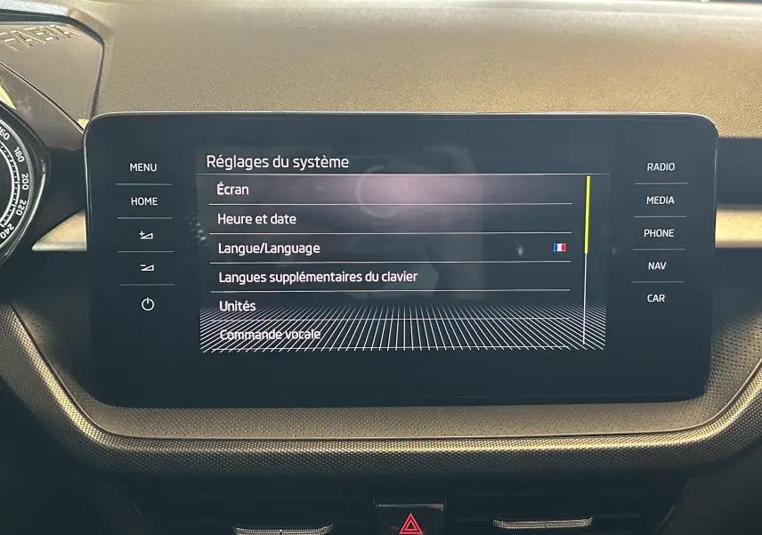 Écran tactile central du tableau de bord de la Skoda Fabia Ambition 2023 affichant les réglages système en français.