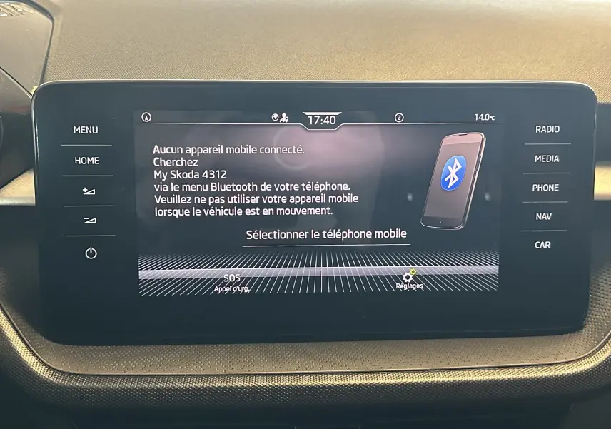 Écran tactile central de la Skoda Fabia Ambition 2023 affichant le menu Bluetooth avec options et heure à 17h40.