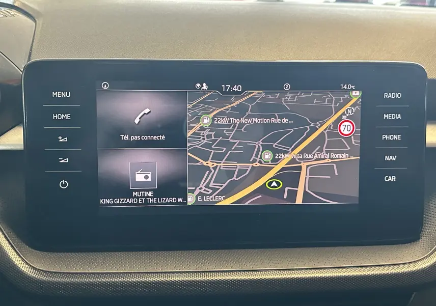 Écran tactile central du tableau de bord de la Skoda Fabia Ambition 2023 affichant la navigation et les options multimédias.