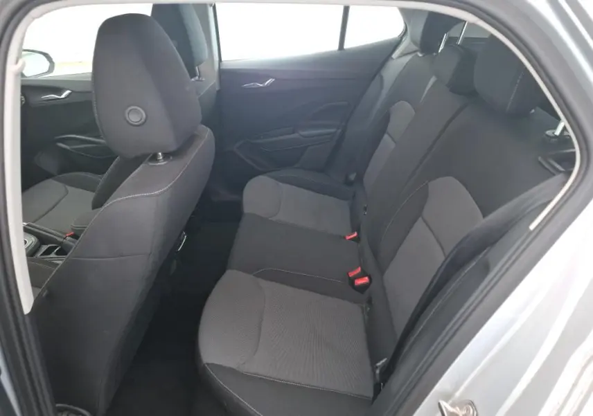Vue intérieure côté droit des sièges arrière noirs de la Skoda Fabia Ambition 2023 gris, avec appuie-têtes et ceintures visibles.